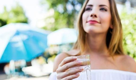 进行|“小两口”晨起做好3件事,身体可能会收获“惊喜”,不要害羞!