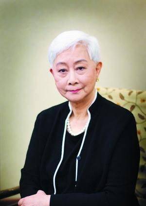 秦怡 99岁秦怡同框94岁卢燕，两人一头白发依然优雅精致，美了一辈子