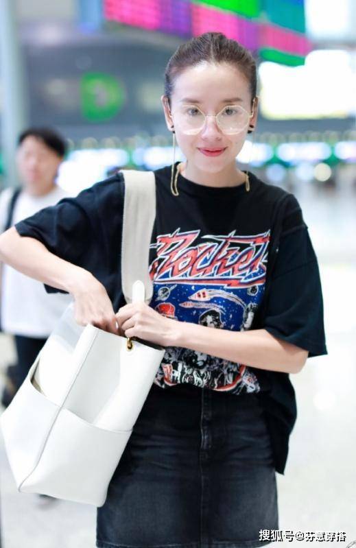 因为 董洁从不刻意“扮嫩”，穿黑色T恤配牛仔裙走机场，美得像28岁