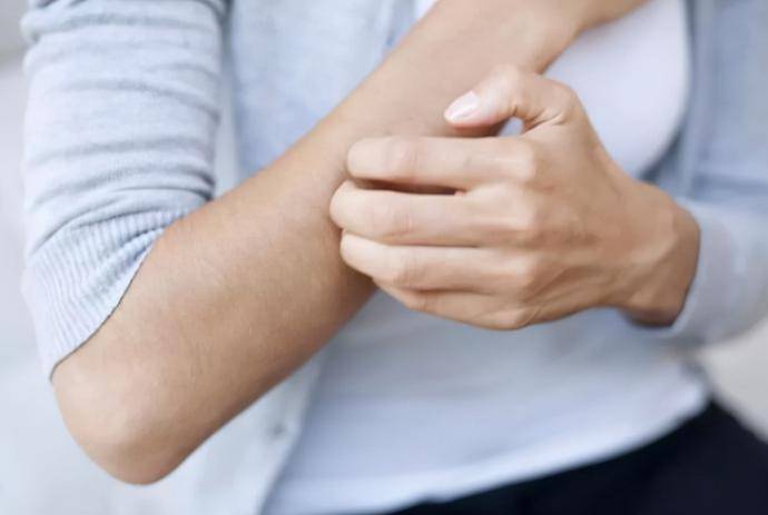 血液|身体2处“发痒”,或说明“血糖”已经超标,不要认为是皮肤病