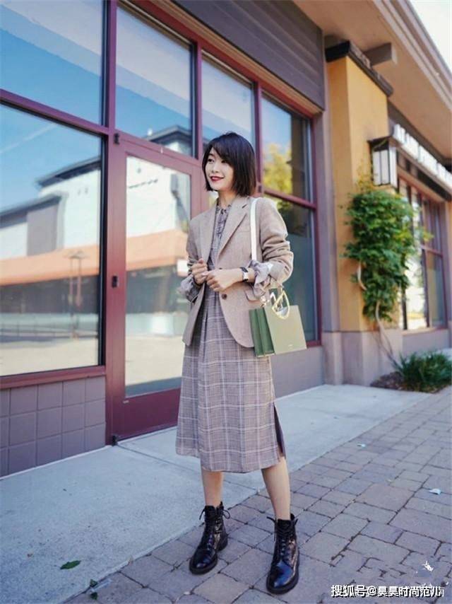 黑色 秋冬季出门穿搭，少不了帅气的马丁靴加持，裙装裤子都能轻松驾驭
