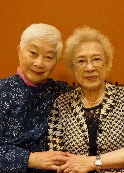 秦怡 99岁秦怡同框94岁卢燕，两人一头白发依然优雅精致，美了一辈子