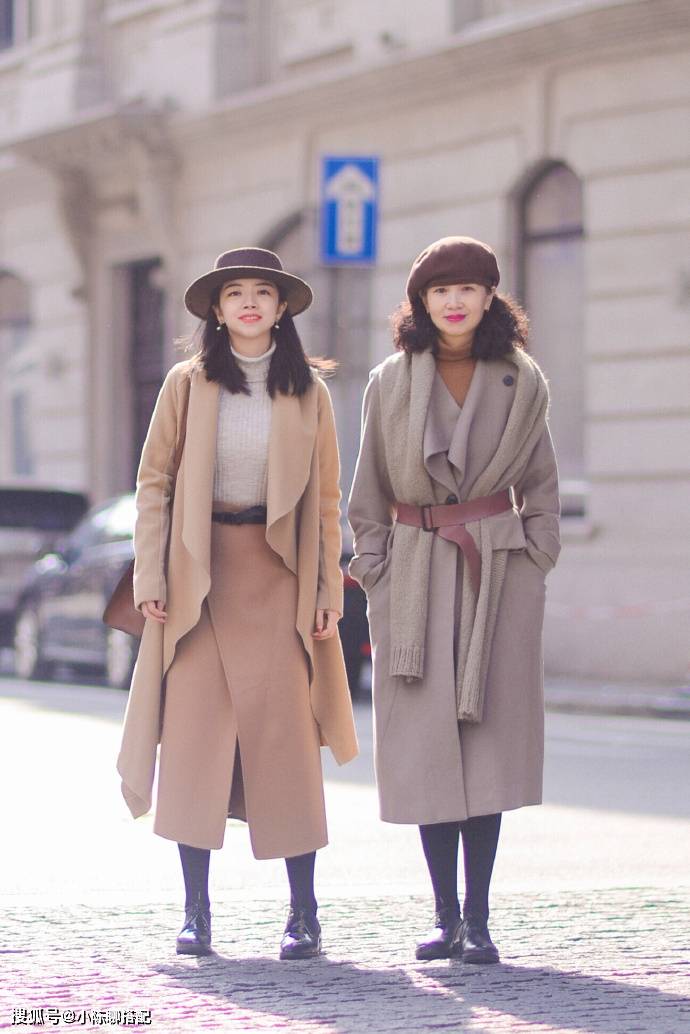 颜色 60岁妈妈比女儿会穿,秋天“大衣+毛衣”,越老越洋气优雅