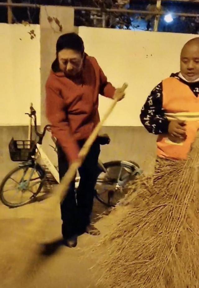 馮鞏|63歲馮鞏曬近況，衣著樸素為環衛工送早餐，徒弟曹隨風親自掃大街