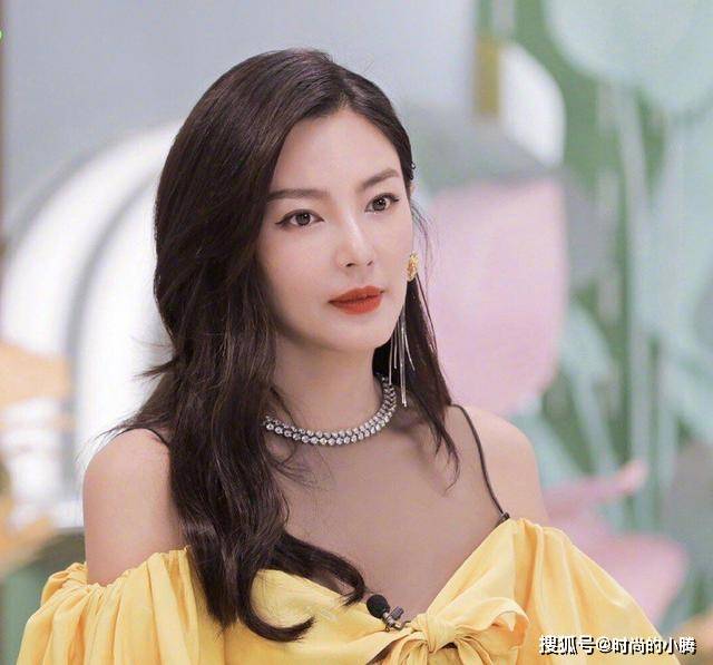 视觉 张雨绮越来越甜美，穿黄色泡泡袖连衣裙录节目，气质也温柔多了
