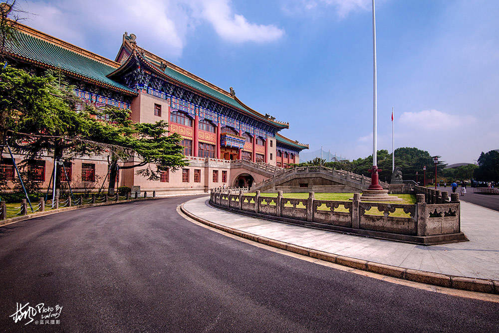 雄伟壮观、雕梁画栋，民国时期的上海市政府大楼很气派