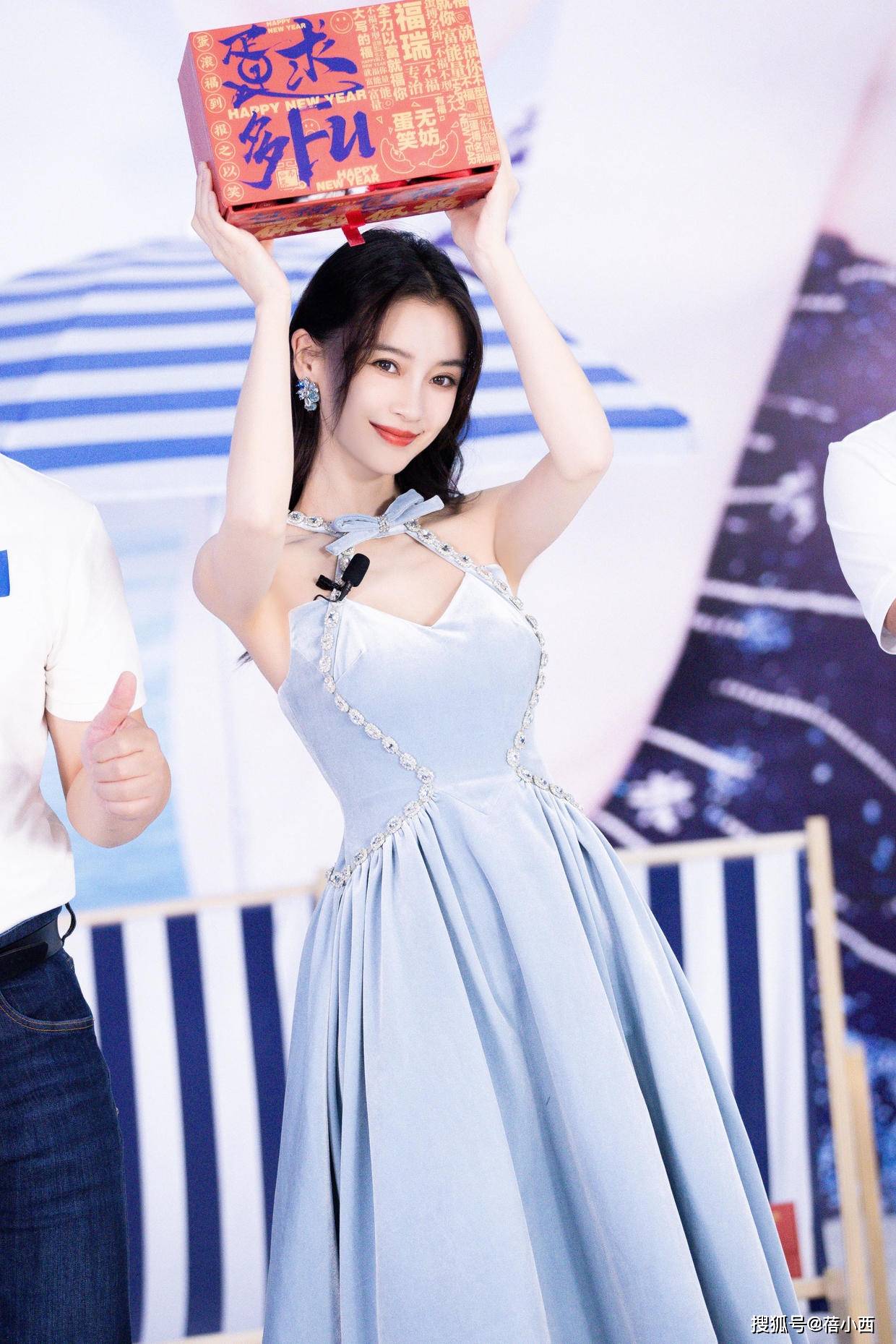 黑色 Angelababy不愧是“颜值天花板”，穿镂空上衣配短裙，身材太吸睛