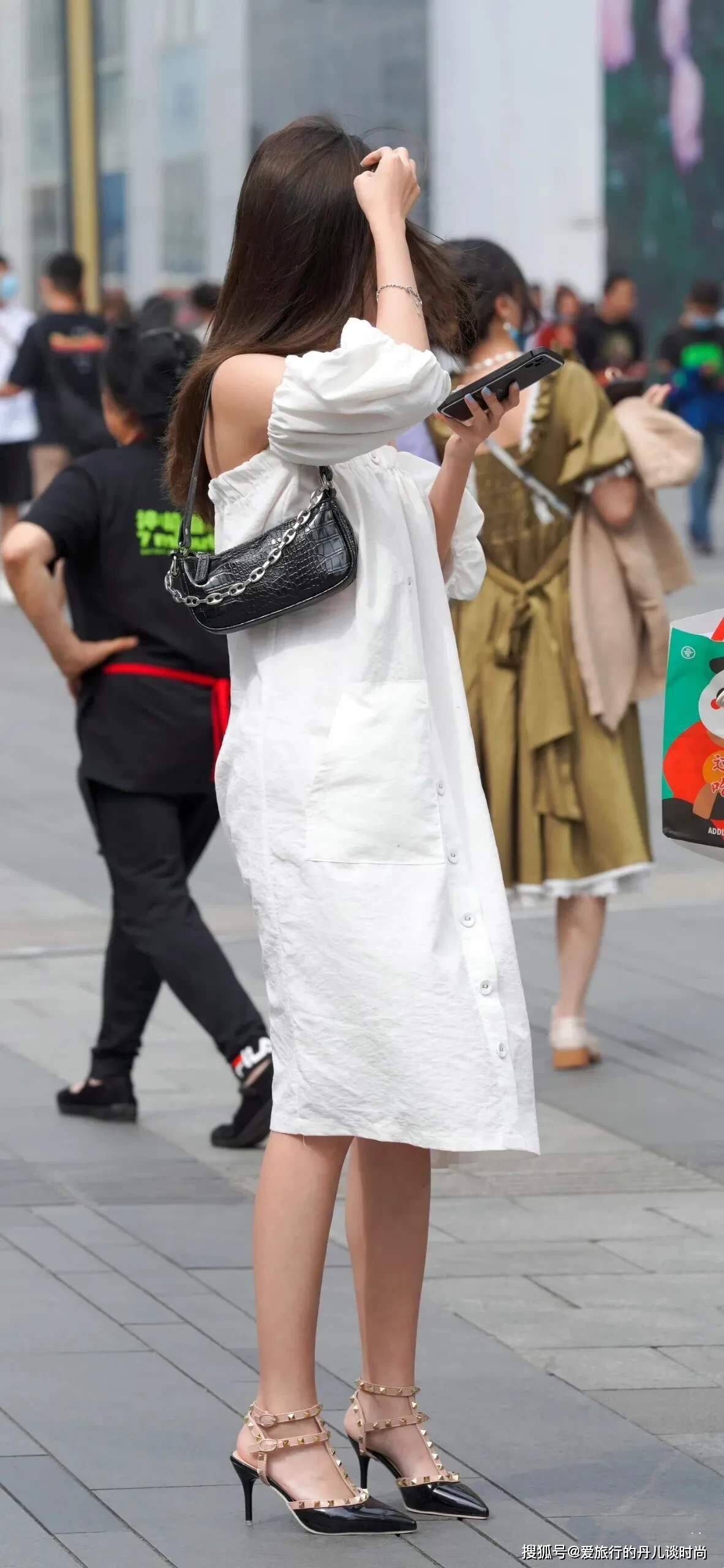 个性 小姐姐真会穿！一袭白色露肩连衣裙，甜美又迷人