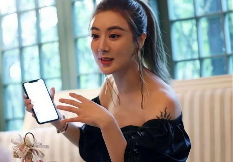富二代有种“整容”叫薇娅卸妆，摘掉假睫毛后，网友：是同一个人吗