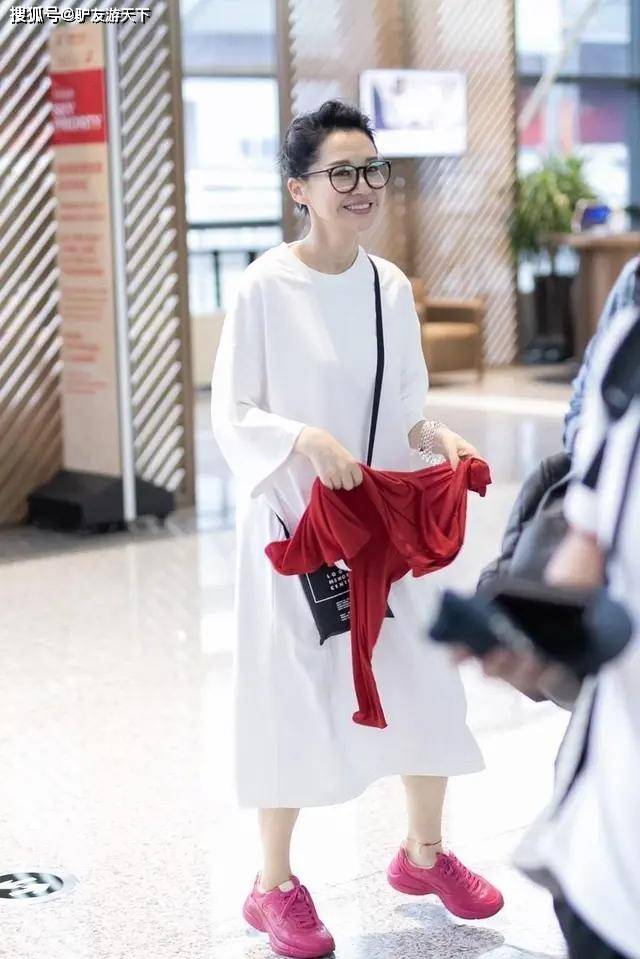 身材 许晴越活越年轻?穿白色T恤配背带牛仔裤走机场,比20岁还要美