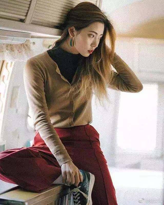 毛衣 今年想要时髦有范，穿出精致的脸庞，不妨选择烟管领毛衣