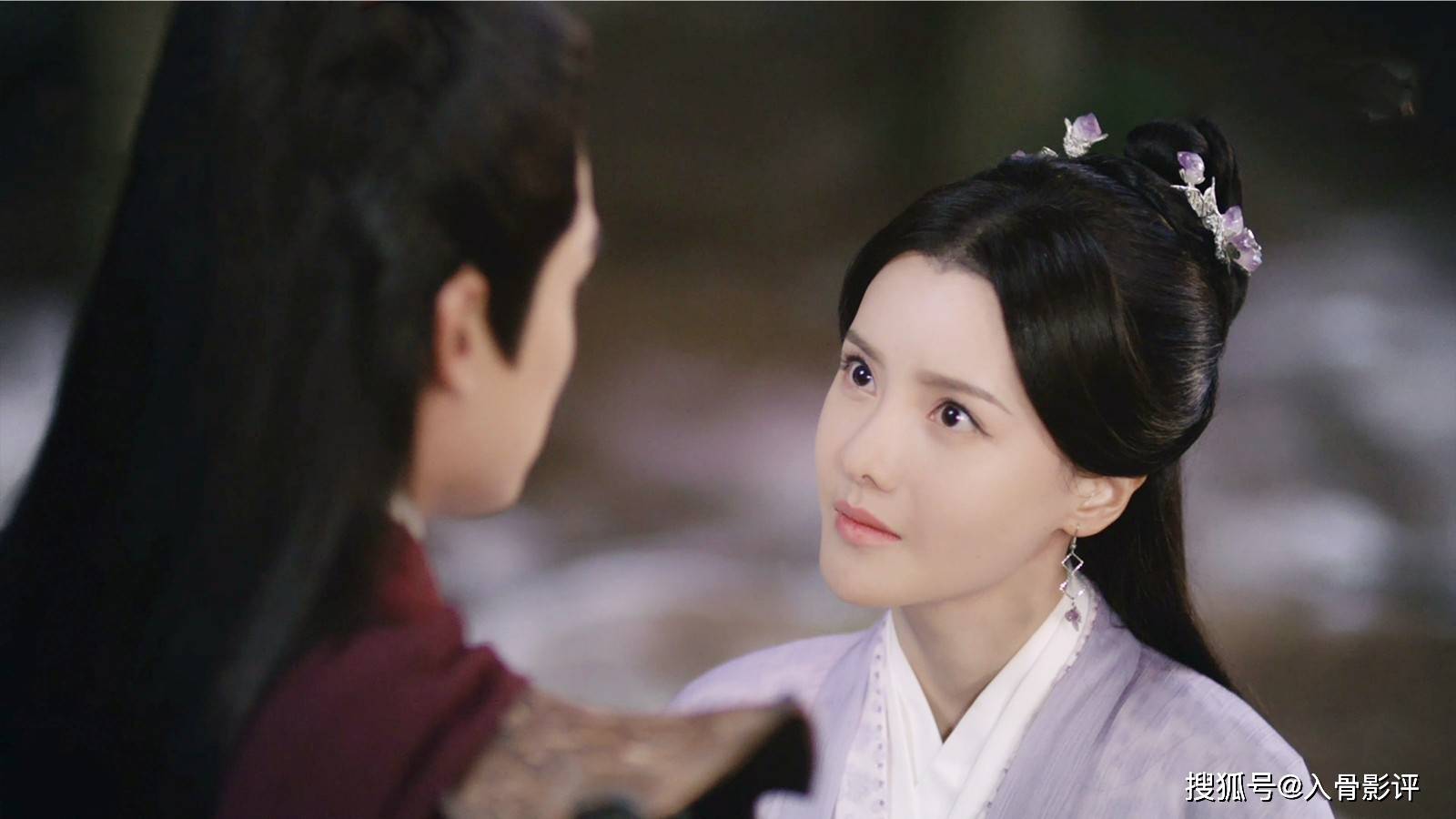 佟梦实|《皎若云间月》:女主角的书粉身份堪忧,男主角古装男神地位不保