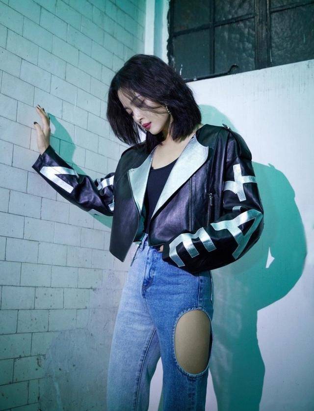 好身材 辛芷蕾真会玩，穿碎花裙得搭两件外套，不仅不土反而更有时尚感