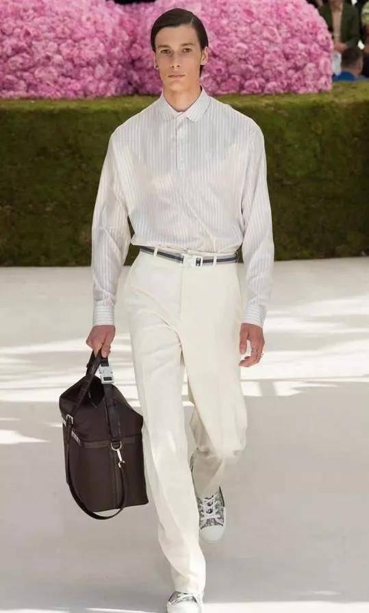 西装 男人出门,最好少穿这3种“鞋子”,不仅廉价,上身还很掉价