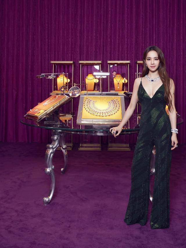 美眉 蔡依林个小比例完美，深绿色吊带连体裤成熟精致，气场全开超霸气