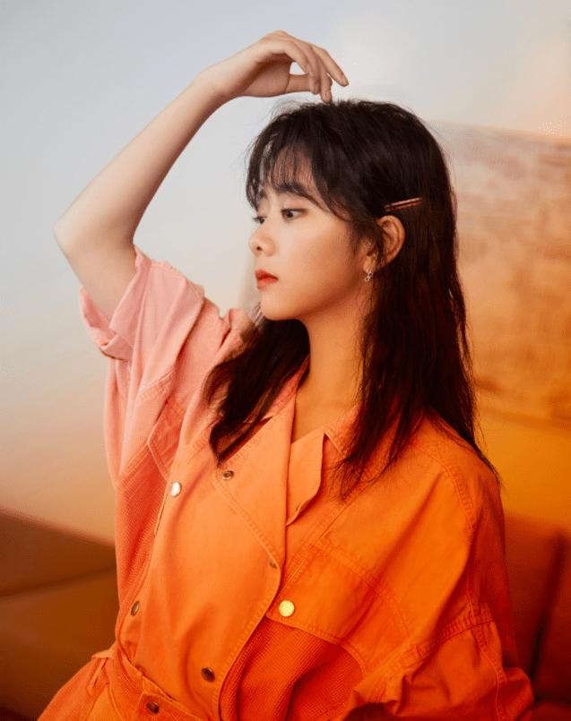 黑色 “学生妹”谭松韵,158的个子,却能穿出高个子的既视感