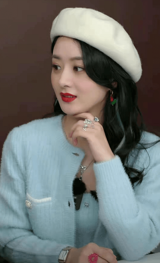 亮点 赵丽颖为了美太拼！深夜下班露肚脐不怕寒风吹，戴贝雷帽美貌开挂