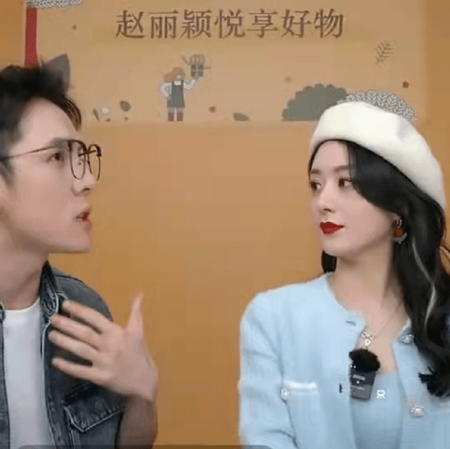 亮点 赵丽颖为了美太拼！深夜下班露肚脐不怕寒风吹，戴贝雷帽美貌开挂