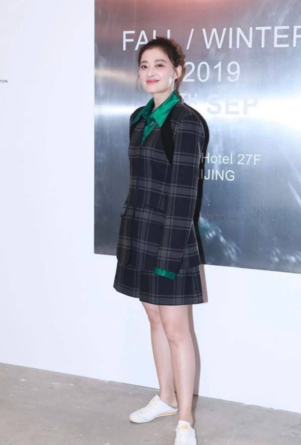 整体 梅婷167身高就是自信，马伊琍穿10cm高跟看秀，她踩双球鞋就去了