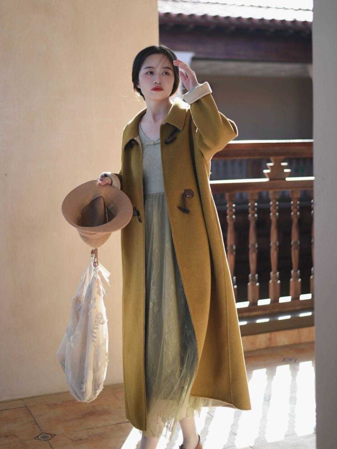 设计 秋冬季,时尚博主都爱用“大衣+针织衫+白色长款”,高级又时髦