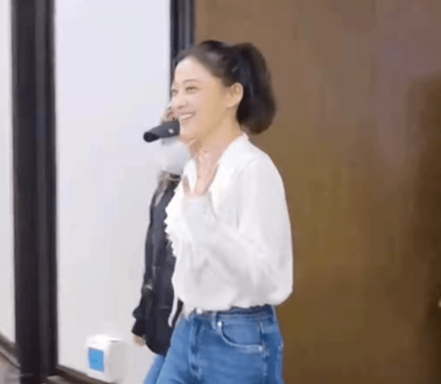 马尾46岁梅婷不靠高定也能惊艳众生！扎高马尾变活力美少女，状态绝佳