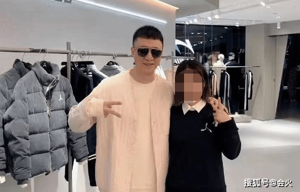 女儿孙红雷逛街服装店被偶遇！多次试穿精挑细选，身边5人陪同阵仗大