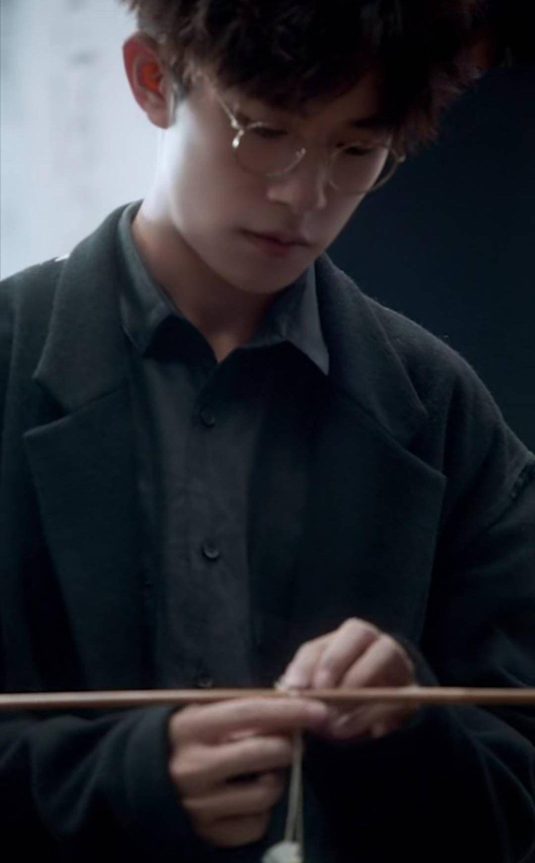 于是当|易烊千玺清早便在吃零食,嚼东西的表情很微妙,看了好有食欲