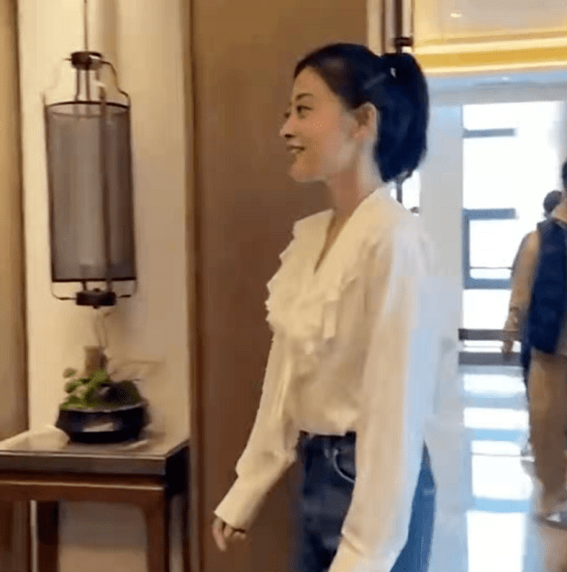 马尾46岁梅婷不靠高定也能惊艳众生!扎高马尾变活力美少女,状态绝佳