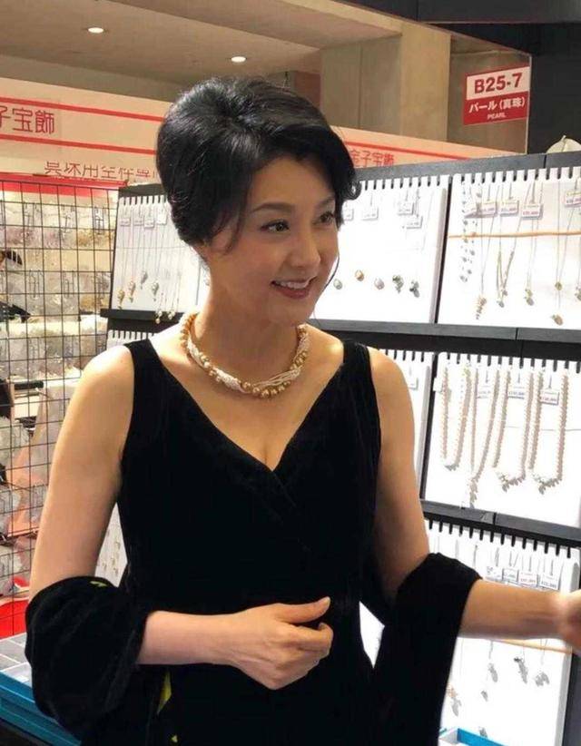 显得 藤原纪香的气质“没得挑”，一袭红色连衣裙优雅精致，复古时髦