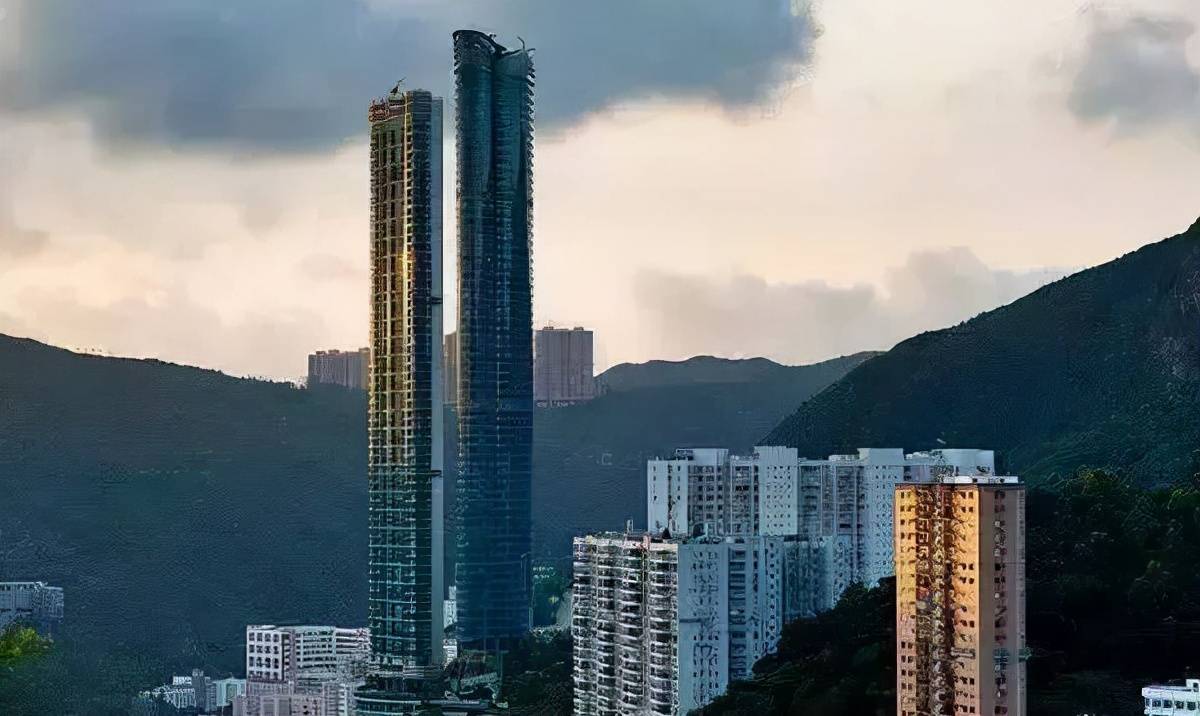 晓庐是香港的超高层小区,楼高达到了275米,是香港最高的住宅建筑.