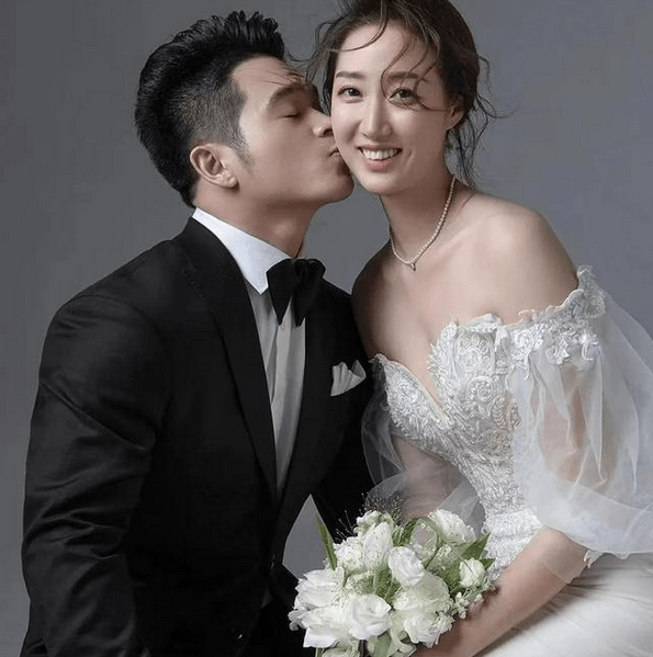 奥运双冠王娶女排最美姑娘两人青梅竹马晒婚纱照神似明星王鸥