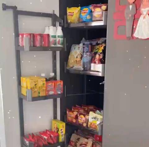 老公|内蒙古男子偷偷为妻子准备浪漫惊喜,满满一柜零食引网友表示羡慕
