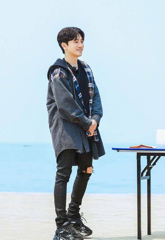 逗号 苏有朋又潮又帅,身穿斗篷款卫衣搭破洞裤,46岁也是个时髦精!