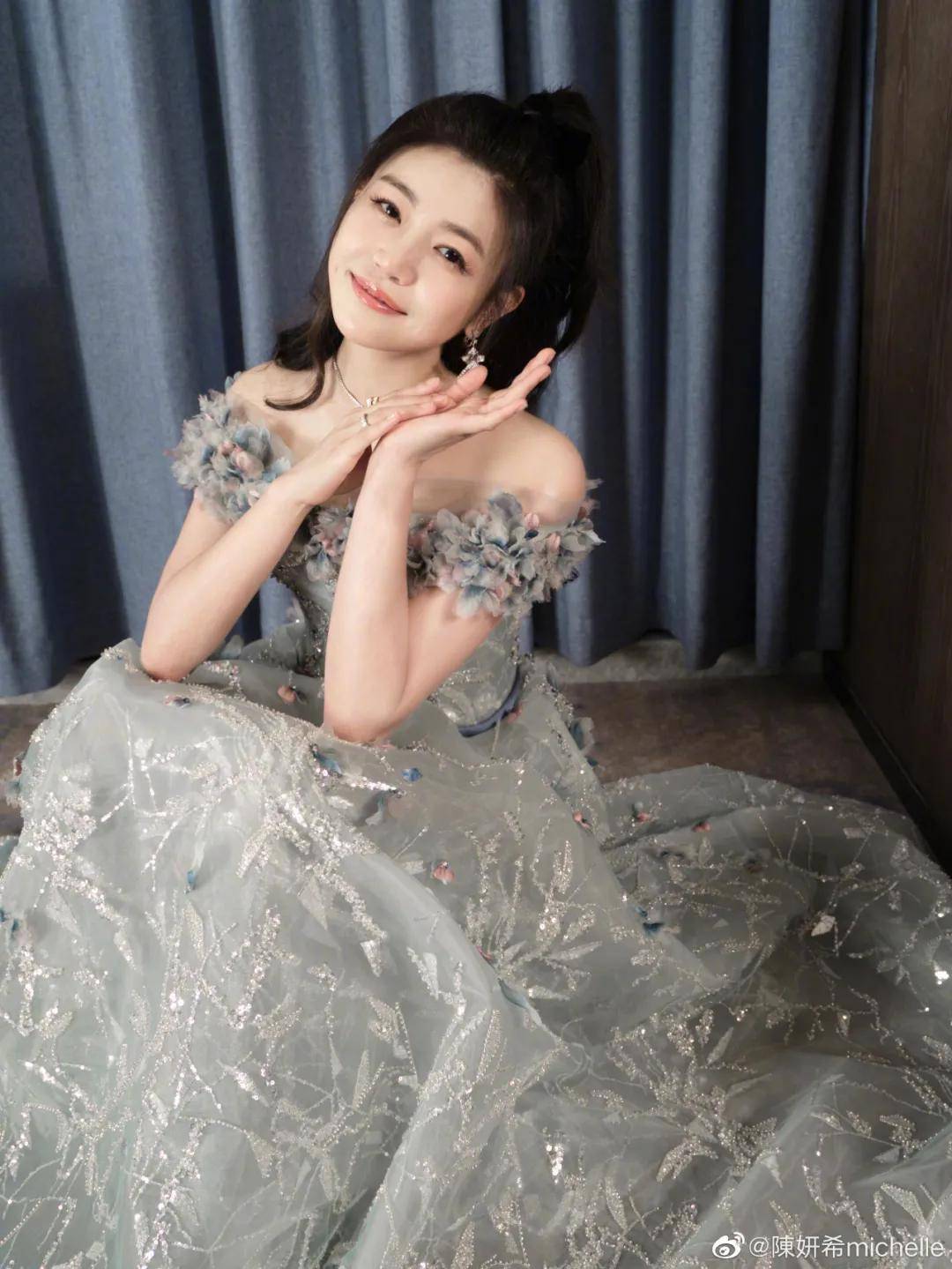 发型圆脸女孩的本命发型，赵露思早就玩明白了！