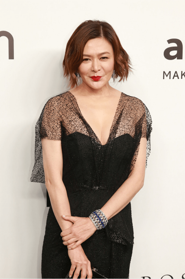 黑色 老年的关之琳也难逃发福,脸蛋圆圆肩膀也挺宽,可穿黑裙却不显胖