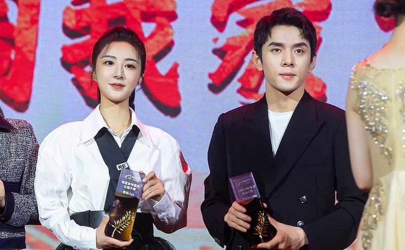 领带 薇娅不仅时髦还善良,穿衬衫和李佳琪做公益,时尚穿搭好美!