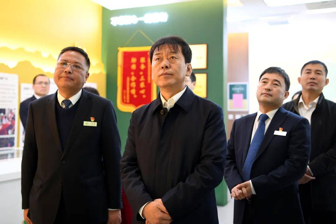 聂宏伟一行通过观看服务动态图,线上申贷操作流程演示