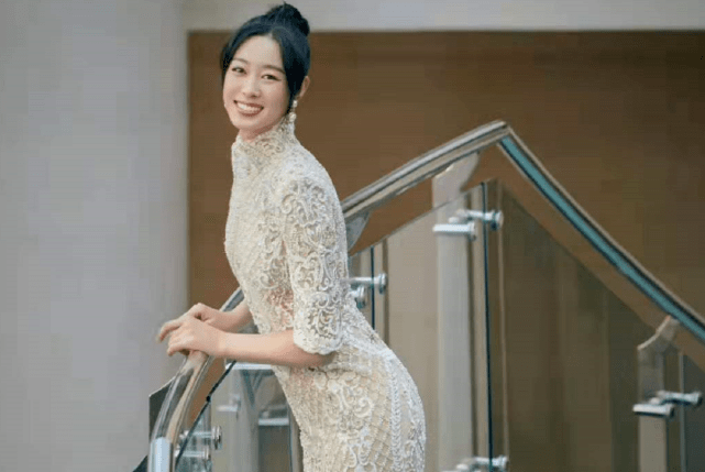 高贵范 冠军孙一文彻底变超模！穿镶钻礼服裙美成女王，绝美容颜真不逊色