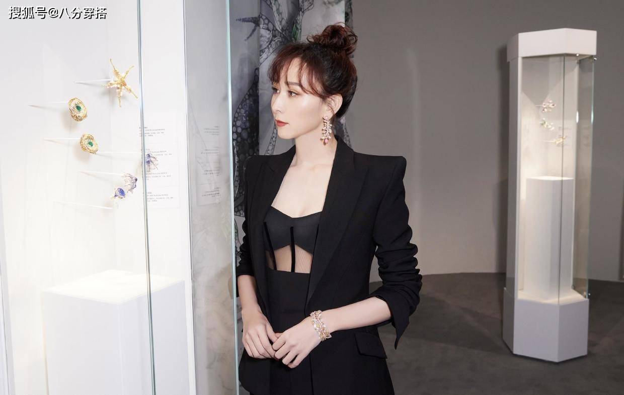 一身 阔太胡静气质真不错，穿黑色西装还搭配鱼骨抹胸，藏不住的高贵范