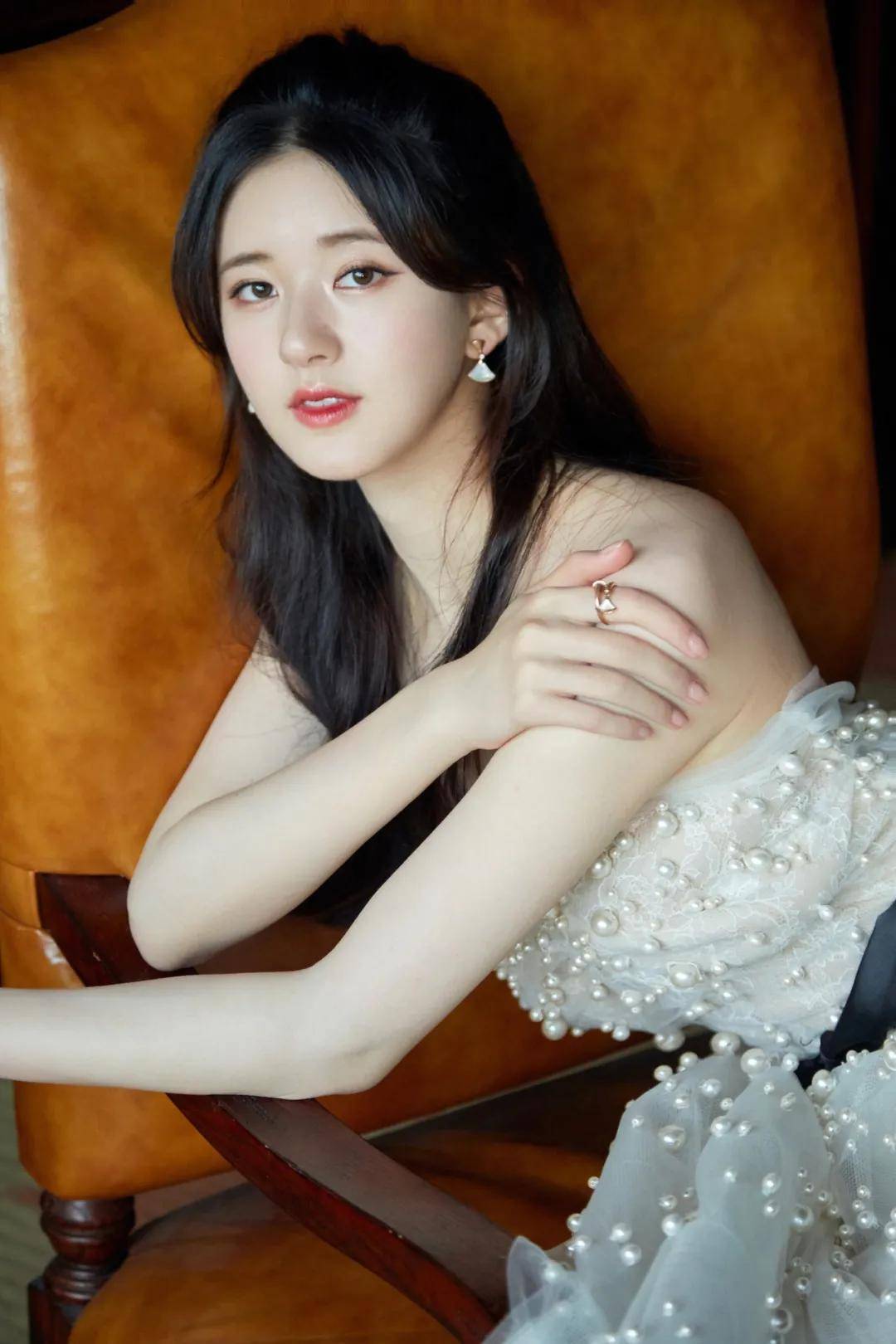 发型圆脸女孩的本命发型，赵露思早就玩明白了！