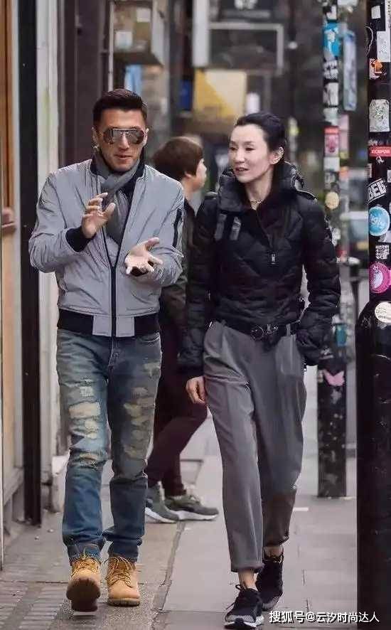 黑色 张曼玉真是“东方女神”，白色修身西装配连衣裙，气质高级又强大