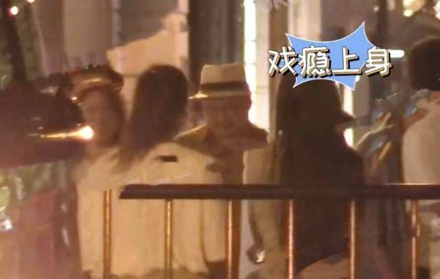 身材 大咖导演罕见同框！章子怡扎朝天辫好少女，就连吴京都忍不住摆弄