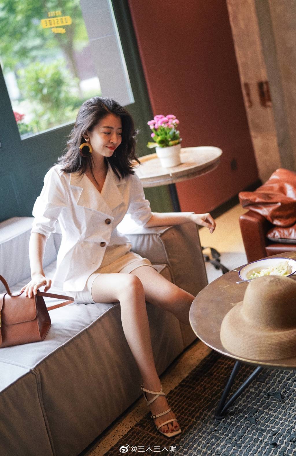 显得 小个子女生夏季穿搭，一字肩搭配斑马印花裙穿搭，优雅大气