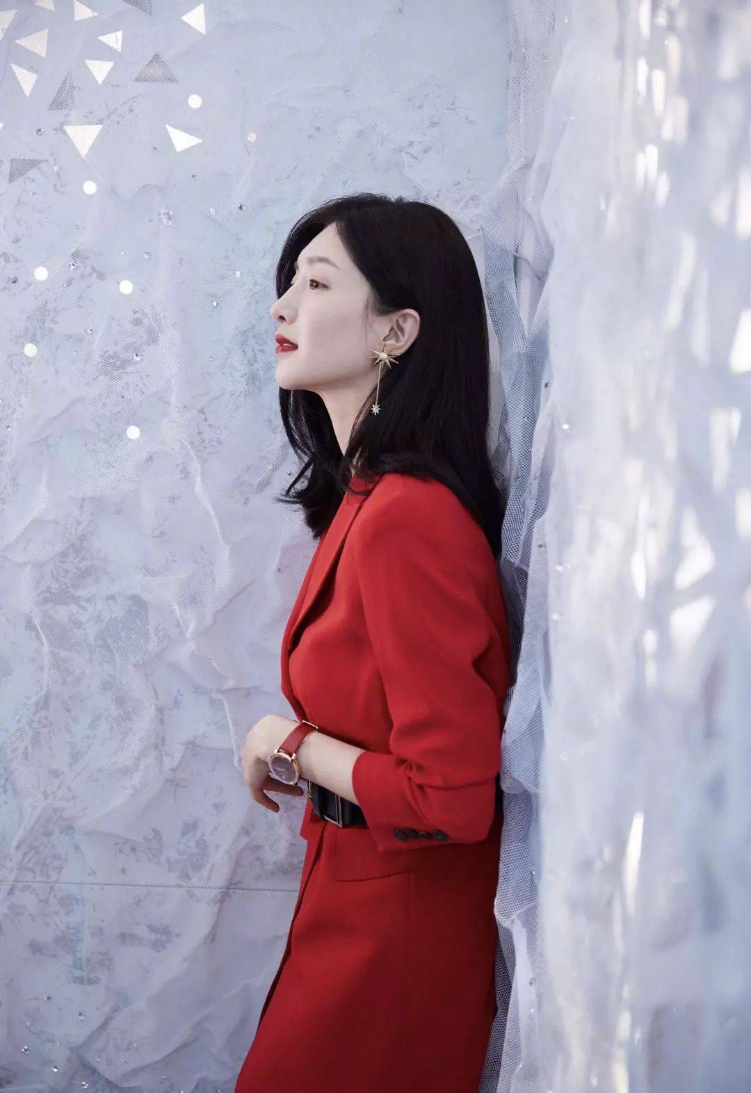 黑色 江疏影红色西装+黑色腰带秀小蛮腰!叠穿2件毛衣还可以这么瘦?