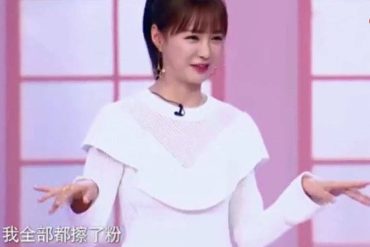景甜景甜最新生图粉感重，脖子出现色差，欧阳娜娜还曾自曝全身涂粉底