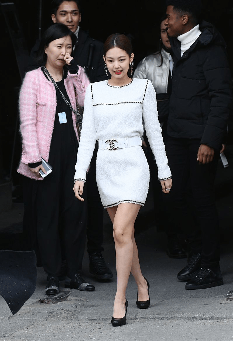 身材 Jennie穿衣挺有“心机”，蜂腰全靠束腰勒，身材多好看中间就知道