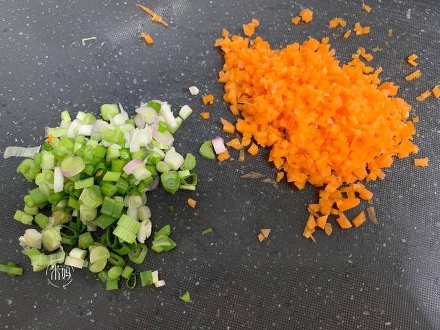 做法|最近孩子迷上它，早餐宵夜都要吃，柔软焦香还拉丝，5分钟就搞定