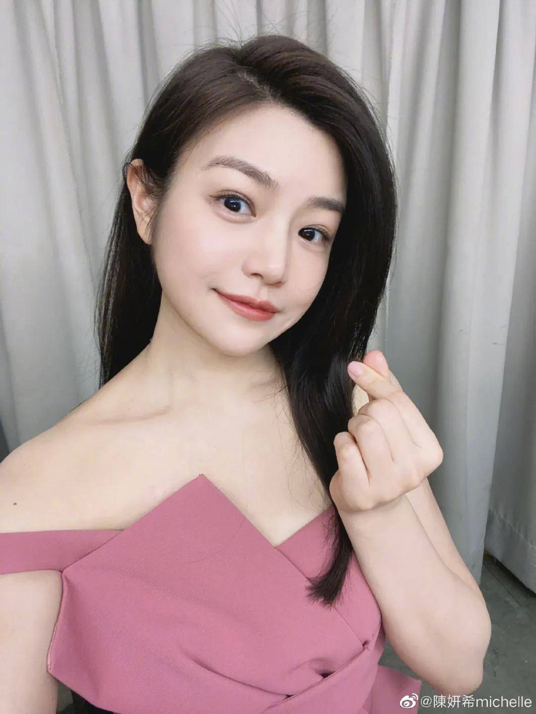 发型圆脸女孩的本命发型，赵露思早就玩明白了！