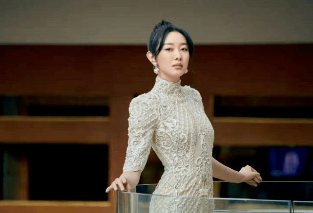 高贵范 冠军孙一文彻底变超模！穿镶钻礼服裙美成女王，绝美容颜真不逊色