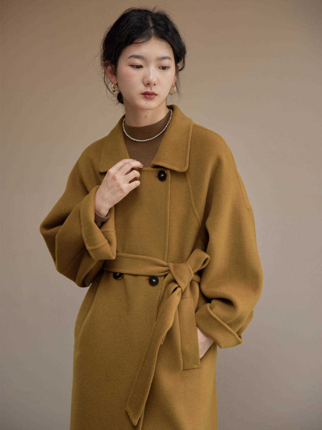 黑色 降温后“大衣”怎么穿高级又洋气？这几款大衣值得借鉴，百搭时髦